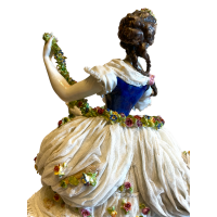 Figurka dziewczyna z girlandą, porcelana, Volkstedt, poł. XIX w.
